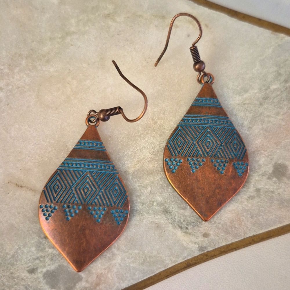 ♡♡♡ Drop Ornament Earrings Rustic Copper Tone Teal Accent Western Jewelry - Picture 1 of 6
